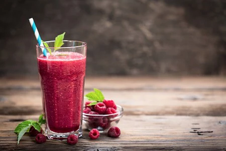 Smoothie antioxidante de frutos rojos. Receta fácil, refrescante y saludable para arrancar cualquier día de la semana