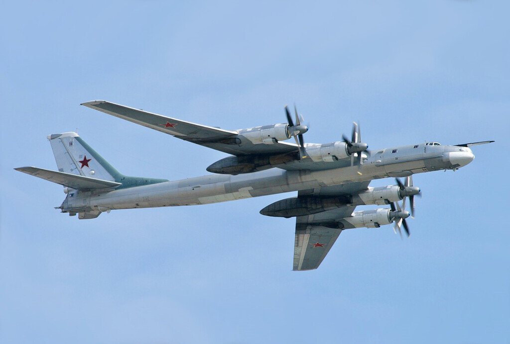 Las imágenes satelitales lo confirman: Ucrania ha partido en dos un irremplazable bombardero Tu-95 de Rusia