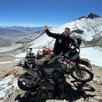 Subir con una Yamaha Ténéré a un volcán de casi 7.000 metros: el nuevo récord Guinness que ha batido un español con su trail