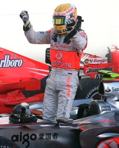Massa gana, Lewis hace historia