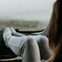 La DGT avisa de las consecuencias de viajar en coche con los pies en el salpicadero