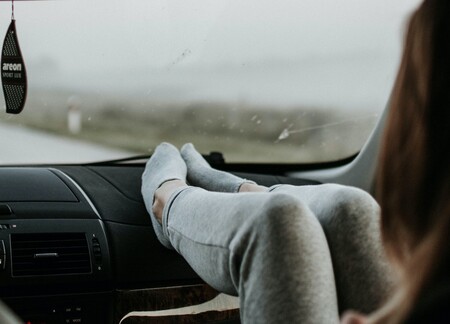 La DGT avisa de las consecuencias de viajar en coche con los pies en el salpicadero