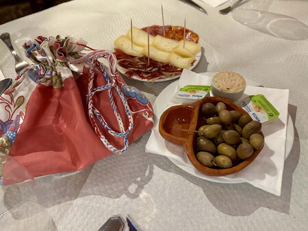 Bolsa De Pan Y Aceitunas En Adega 25 De Abril