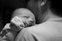 Papás que crían a los hijos, parejas más felices