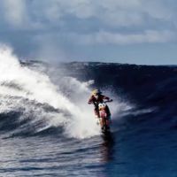 Robbie Maddison surfeando las aguas de Tahiti