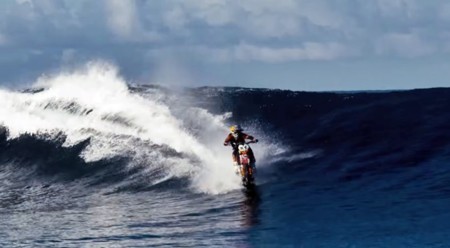 Robbie Maddison surfeando las aguas de Tahiti