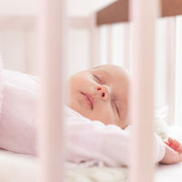 Dormir más tarde a tu bebé no hará que despierte más tarde: cuanto más temprano vaya a la cama, más horas dormirá