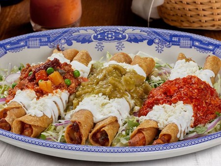 Ya llegó el Festival de Fiestas Patrias y Chiles rellenos a Sanborns: con antojitos, postres, aguas frescas y hasta chile en nogada