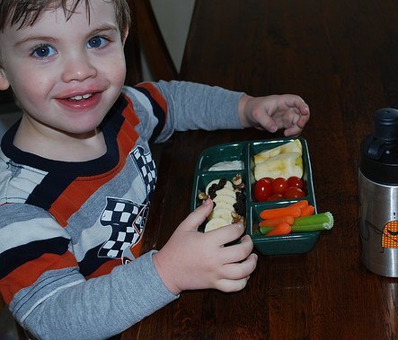 Aplica la regla del 10 para que tus niños coman frutas y verduras