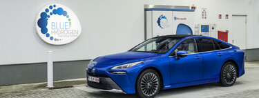 "Es casi inutilizable". Propietarios del coche de hidrógeno de Toyota demandan a la marca: les prometieron que repostarían como con un gasolina, pero llenar el depósito es una pesadilla 