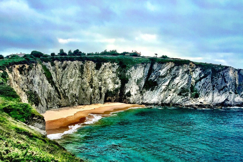 En esta playa de Santander el verde de la hierba llega hasta la orilla del mar y está poco masificada incluso en temporada alta