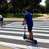 El primer seguro de pago por uso para patinetes eléctricos ya está en España y marca el futuro de los VMP 
