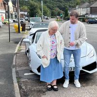 Una persona está convirtiendo la tragedia en triunfo: ofrece paseos en superdeportivos a adultos mayores para que se sientan jóvenes de nuevo