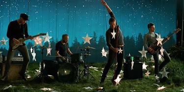 Coldplay ponen música e imágenes al verano con 'A Sky Full Of Stars'