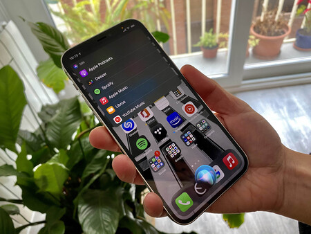 Siri podía grabar sus conversaciones sin permitírselo: Apple arregla el error por completo en iOS 15.4