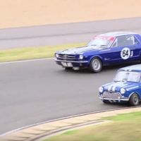 Ford Mustang vs Morris Cooper S, potencia contra agilidad en el circuito