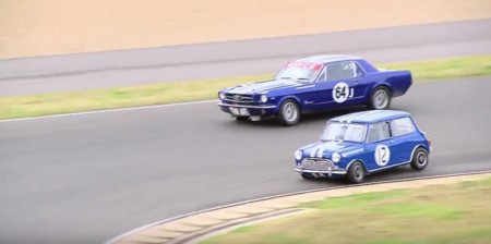Ford Mustang vs Morris Cooper S, potencia contra agilidad en el circuito
