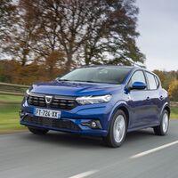 Los nuevos Dacia Sandero y Logan, a revisión en España: el capó podría abrirse en marcha por un defecto en el cierre