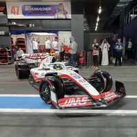 Terrible: Mick Schumacher ha sufrido un fortísimo accidente lateral en Arabia Saudí y se lo llevan al hospital