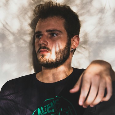 La verdad sobre el mal humor masculino al envejecer: La ciencia lo desvela: no es cansancio, es su propia "menopausia"