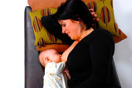 Los bebés que duermen con sus padres son amamantados durante más tiempo, dice un nuevo estudio