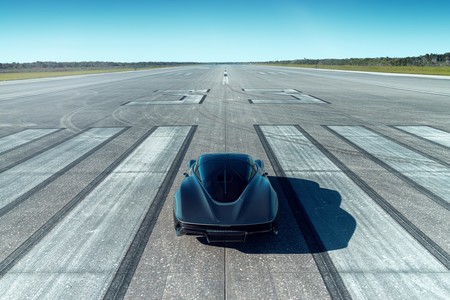 Un vídeo para la historia: el McLaren Speedtail vuela a 403 km/h y pulveriza el récord del McLaren F1