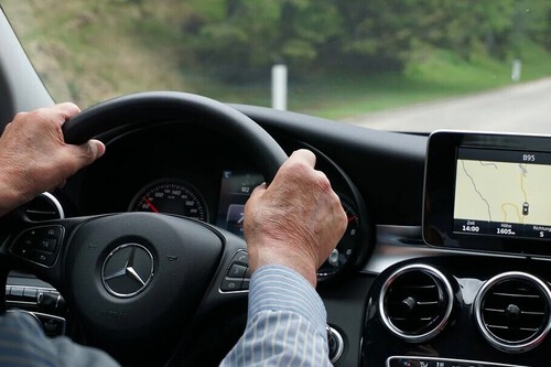 La DGT va a dejar de hacer la vista gorda con la renovación del carnet de los mayores de 65 años: al fin va a escuchar a los expertos