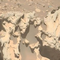 El rover Perseverance encontró en Marte una roca inesperada que no parece pertenecer al planeta y esto había en su interior metálico  