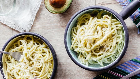 Espaguetis en crema picosa de aguacate. Receta fácil y rápida
