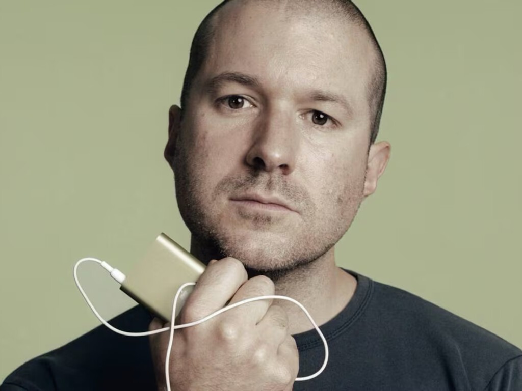 Se filtra lo nuevo de OpenAI y Jony Ive. Prometió un diseño que quisiéramos lamer, pero todo apunta a un sonotone futurista directo a por los AirPods