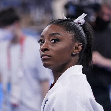 La frase de tres palabras que Simone Biles repite antes de cada ejercicio y que ha demostrado reducir el estrés y mejorar el rendimiento 