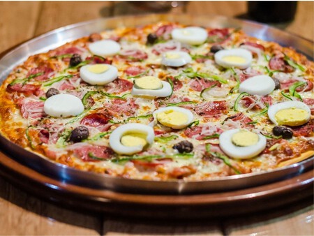 Cómo hacer que una pizza congelada sepa mejor: 3 trucos que sí funcionan para que quede deliciosa