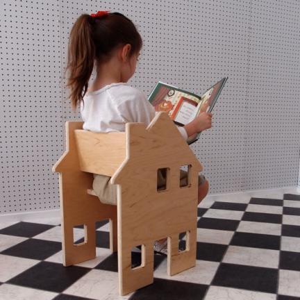 Una silla de madera con la que jugar a la casita
