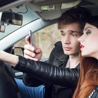 La DGT arranca una campaña contra las distracciones al volante, con furgonetas camufladas y drones para multar el uso del móvil