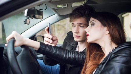 La DGT arranca una campaña contra las distracciones al volante, con furgonetas camufladas y drones para multar el uso del móvil