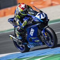 Dominique Aegerter gana de milagro en Assen gracias a una oportuna bandera roja tras adelantar