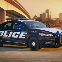 No oirás llegar al primer coche híbrido de policía de Ford apto para persecuciones