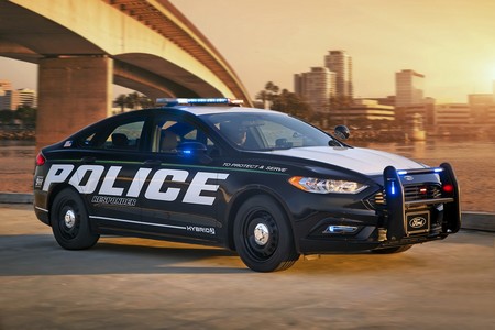No oirás llegar al primer coche híbrido de policía de Ford apto para persecuciones