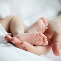 Tratan con éxito al primer bebé con el "síndrome del niño burbuja", diagnosticado en España gracias a la prueba del talón