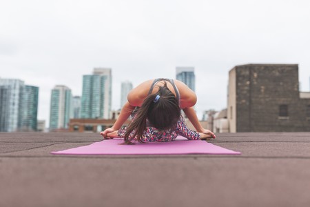 Cinco rutinas de Yoga para hacer en casa en 15 minutos o menos