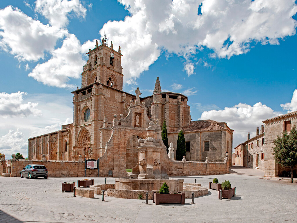 Podría ser una catedral, pero es una iglesia en uno de los pueblos más singulares de Burgos