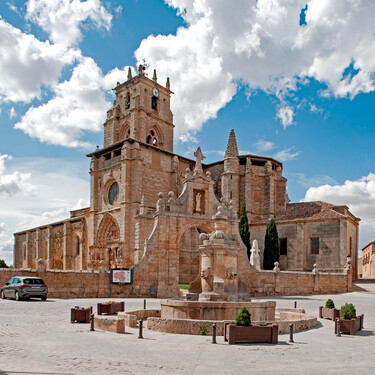 Podría ser una catedral, pero es una iglesia en uno de los pueblos más singulares de Burgos 
