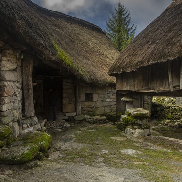 La aldea entre montañas que parece congelada en la Edad del Hierro: 14 casas de piedra y paja donde se vivía junto al ganado 