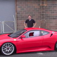 Conducir un Ferrari de carreras  en la calle es más una pesadilla que un sueño hecho realidad