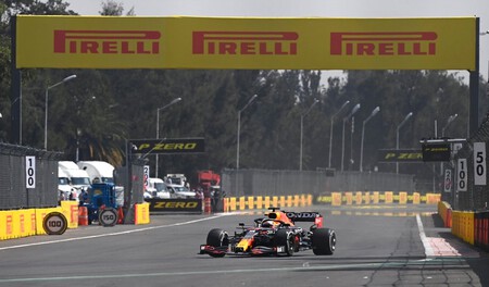 Max Verstappen mete miedo en México: domina a los Mercedes con medio segundo de ventaja en los libres