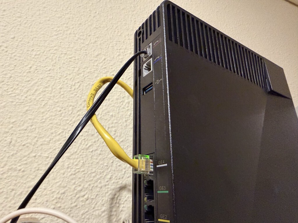 Esos conectores "extraños" de tu router tienen una función genial para tu teléfono fijo: así puedes usarlos 