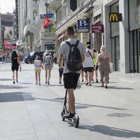 La DGT intenta atajar el problema extendido de los patinetes eléctricos por las aceras con su última campaña 