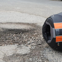 Carreteras autorreparables. La última idea europea para arreglar el asfalto con IA que también nos haría mucha falta en España. Y no es broma 