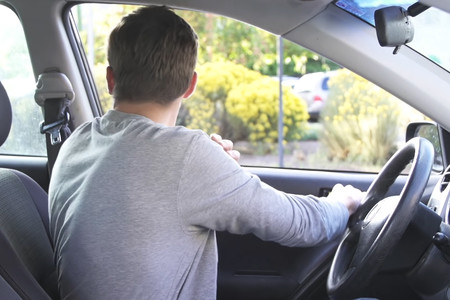 Dutch Reach: la maniobra holandesa para abrir la puerta del coche que evita accidentes ciclistas