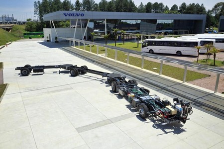 300 pasajeros y 30 metros, así es el mega-autobús de Volvo para descongestionar Brasil